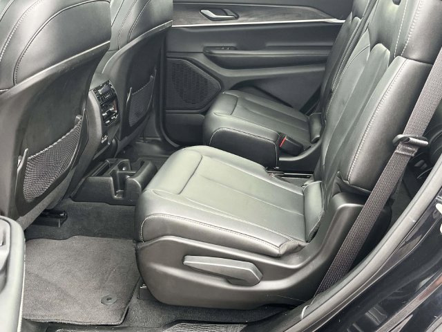 Used 2023 Jeep Grand Cherokee L Limited AWD/4WD image 16