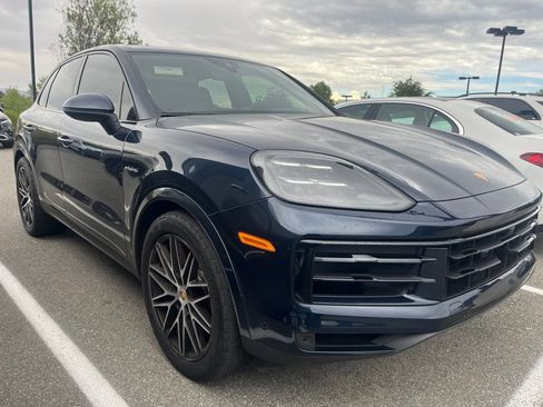 Used 2024 Porsche Cayenne S AWD/4WD image 2