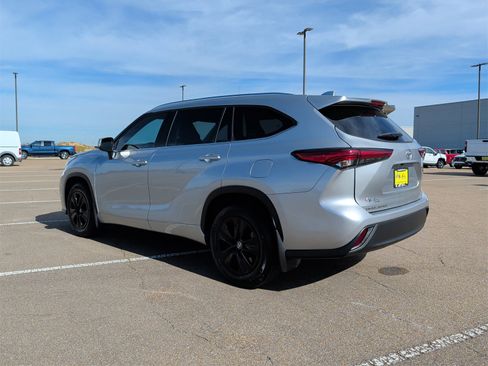 Used 2021 Toyota Highlander XLE image 6