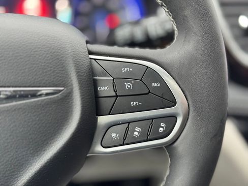 Used 2024 Chrysler Pacifica Limited image 39