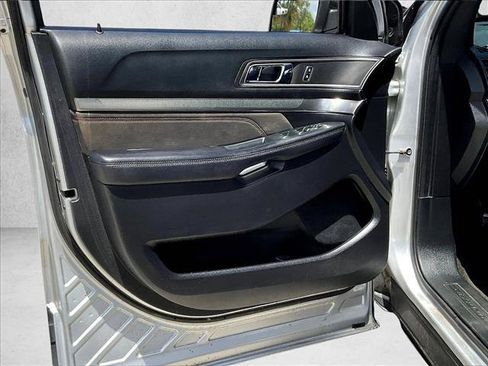 Used 2018 Ford Explorer XLT w/ Equipment Group 202A FWD image 17