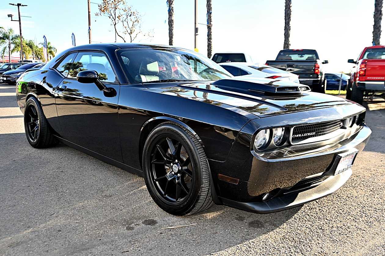 Used 2011 Dodge Challenger R/T RWD image 3
