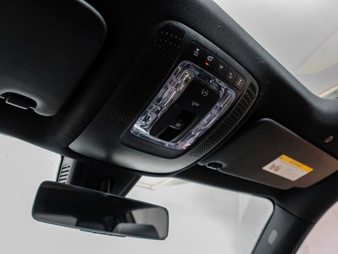 Used 2023 Mercedes-Benz GLB 250 w/ Premium Package image 31