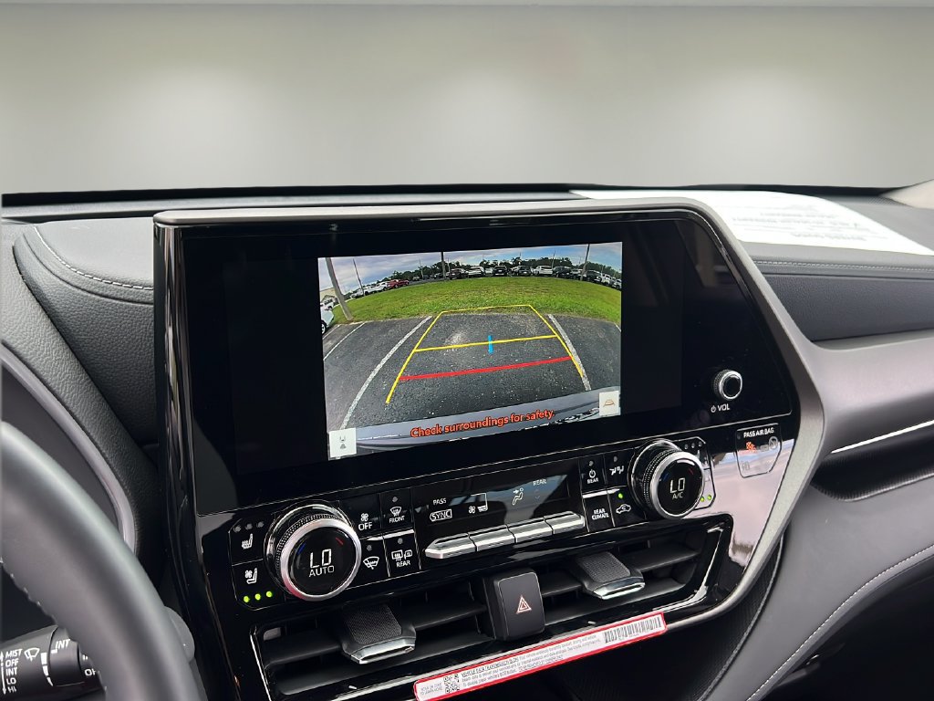 Used 2025 Toyota Highlander Limited FWD image 24
