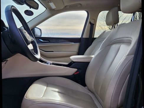 Used 2022 Jeep Grand Cherokee Limited image 11