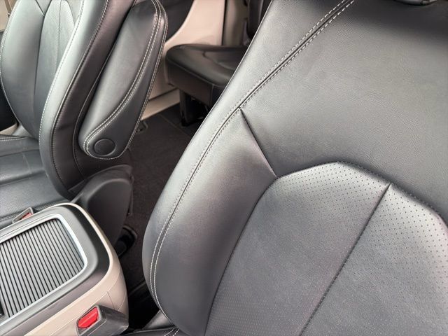 Used 2024 Chrysler Pacifica Touring-L FWD image 7