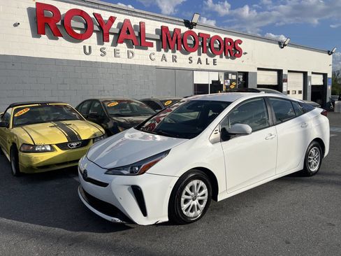 Used 2021 Toyota Prius LE image 1