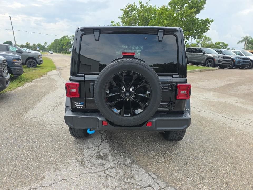 Used 2022 Jeep Wrangler Unlimited Sahara AWD/4WD image 4