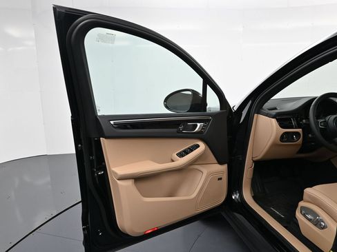 Used 2026 Porsche Macan AWD/4WD image 16
