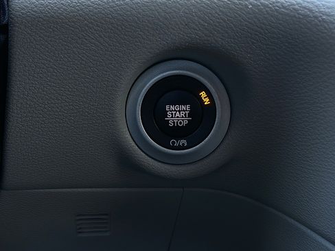 Used 2023 Chrysler Pacifica Touring-L FWD image 19