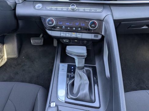 Used 2024 Hyundai Elantra SEL FWD image 18