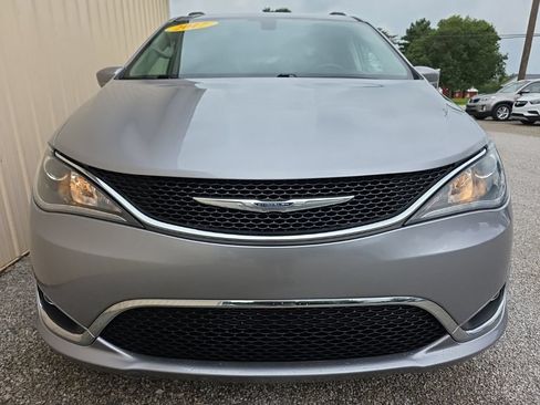 Used 2017 Chrysler Pacifica Touring-L w/ Tire & Wheel Group FWD image 14