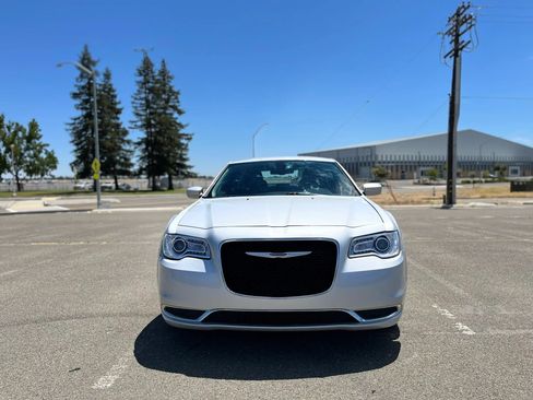 Used 2019 Chrysler 300 Touring RWD image 2