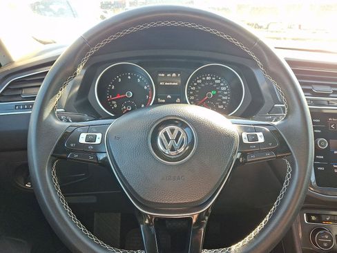 Used 2021 Volkswagen Tiguan SE w/ Panoramic Sunroof Package image 19