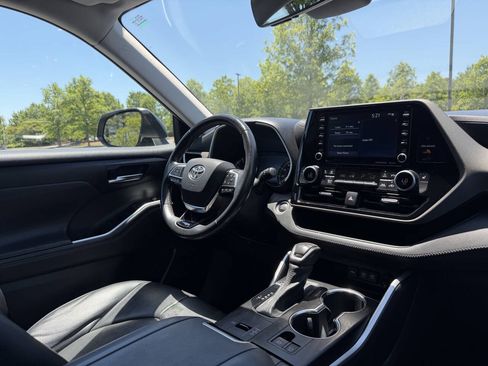 Used 2021 Toyota Highlander XLE FWD image 21