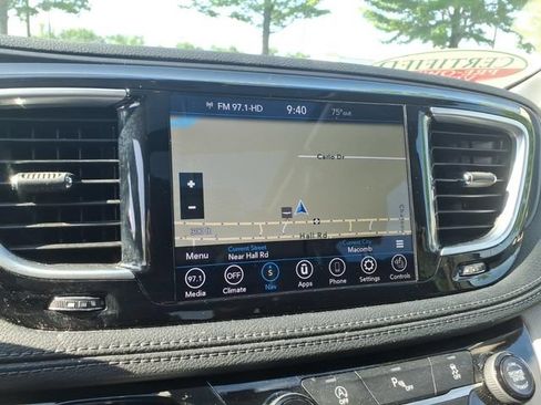 Certified 2020 Chrysler Pacifica Limited FWD image 17
