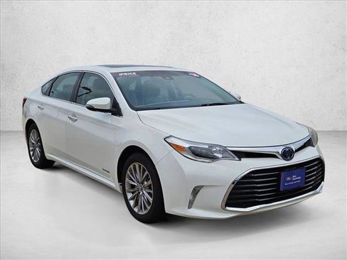 Used 2018 Toyota Avalon Limited FWD image 3
