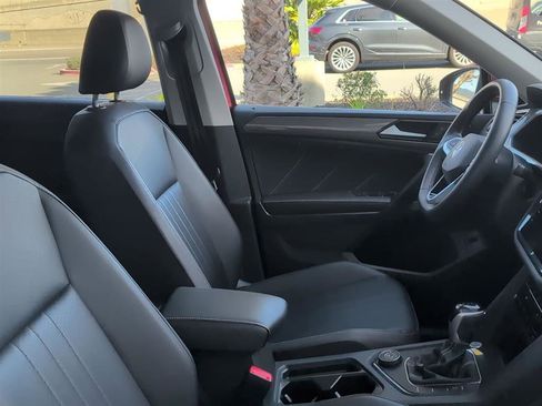 Used 2022 Volkswagen Tiguan SE w/ Panoramic Sunroof Package image 14