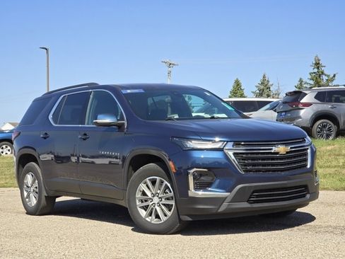 Used 2023 Chevrolet Traverse LT image 2
