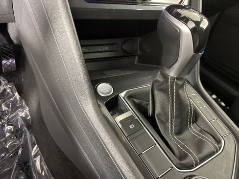Used 2022 Volkswagen Tiguan SE image 35