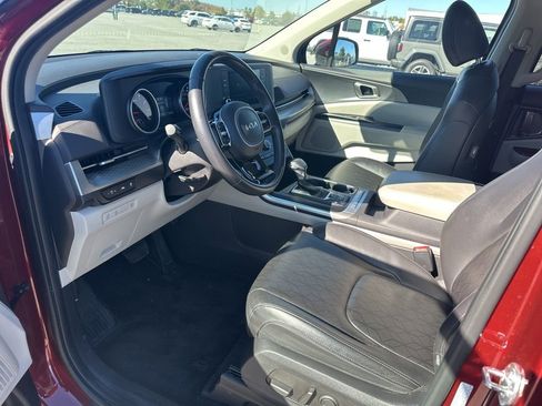 Used 2024 Kia Carnival LX image 14