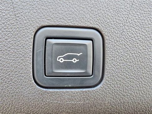 Used 2021 GMC Yukon Denali w/ Denali Premium Package image 29