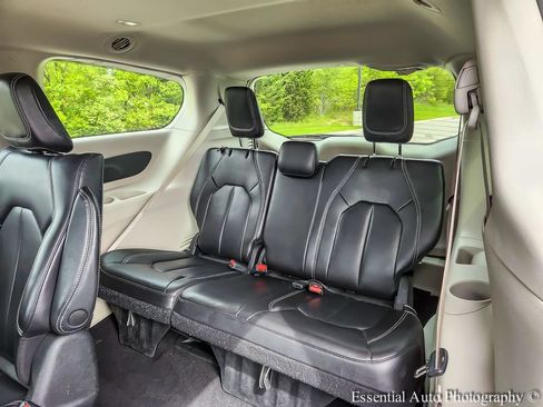 Used 2023 Chrysler Pacifica Touring-L FWD image 11
