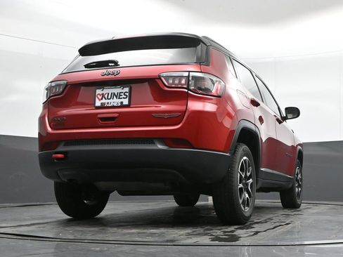 Used 2025 Jeep Compass Trailhawk AWD/4WD image 37