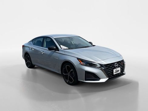 Used 2024 Nissan Altima 2.5 SR image 2