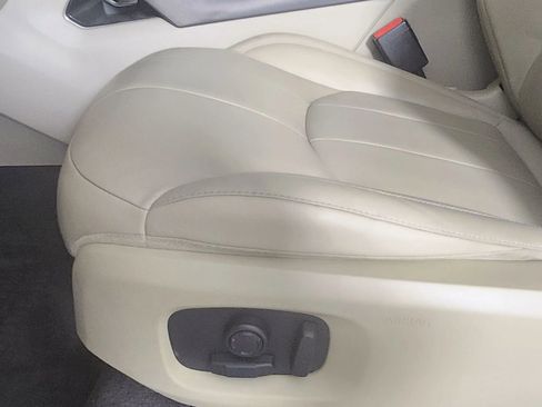 Used 2019 Land Rover Range Rover Evoque SE image 11