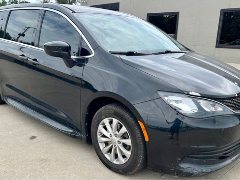 Used 2017 Chrysler Pacifica Touring w/ Tire & Wheel Group FWD image 1