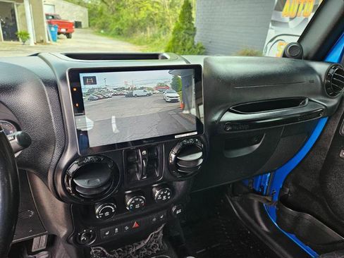 Used 2014 Jeep Wrangler Unlimited Sahara image 12