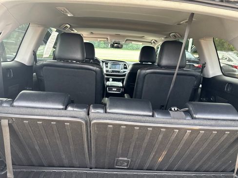 Used 2019 Toyota Highlander XLE AWD/4WD image 27