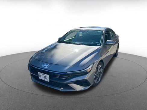 Used 2025 Hyundai Elantra SEL image 4