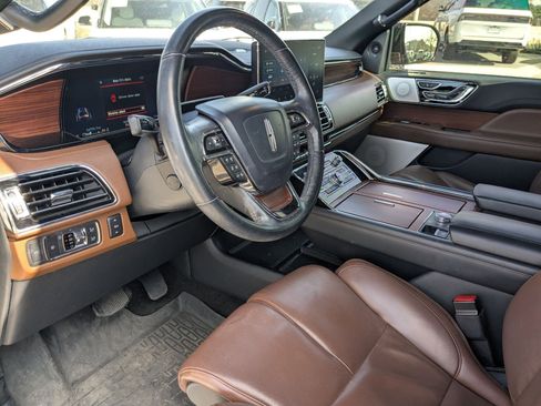 Used 2022 Lincoln Navigator Reserve image 10