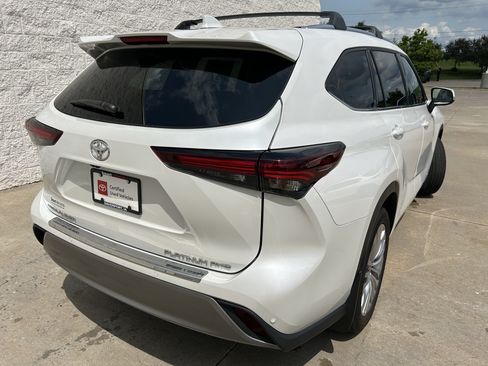 Certified 2024 Toyota Highlander Platinum AWD/4WD image 6