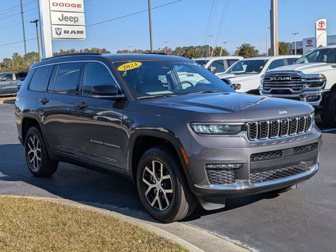 Used 2024 Jeep Grand Cherokee L Limited w/ Luxury Tech Group II image 3