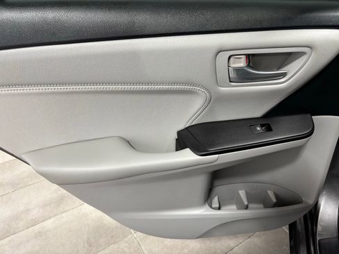 Used 2016 Toyota Camry image 17