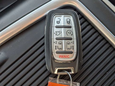 Used 2023 Chrysler Pacifica Touring-L FWD image 32