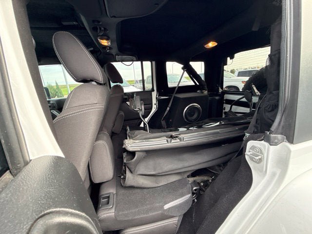 Used 2017 Jeep Wrangler Unlimited Sahara w/ Connectivity Group AWD/4WD image 7