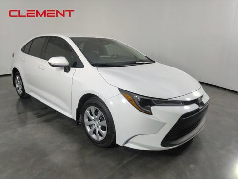 Used 2025 Toyota Corolla LE FWD image 3