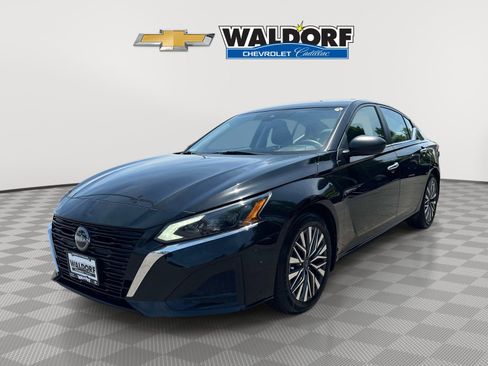 Used 2024 Nissan Altima 2.5 SV FWD image 3