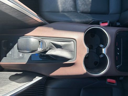 Used 2023 Toyota Venza XLE image 26