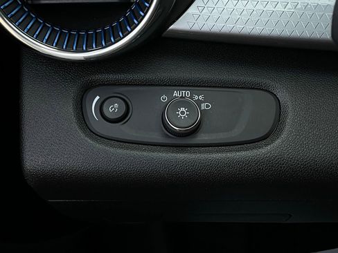 Used 2025 Chevrolet Trax LT w/ LT Convenience Package image 20