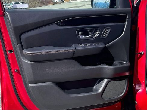 Used 2025 Honda Pilot TrailSport image 9