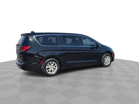 Used 2025 Chrysler Pacifica Select FWD image 9
