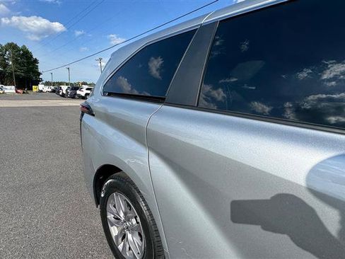 Used 2023 Toyota Sienna XLE AWD/4WD image 24