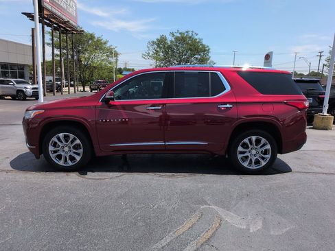 Used 2019 Chevrolet Traverse Premier w/ Driver Confidence II Package FWD image 2