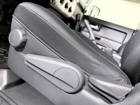 Used 2013 Toyota FJ Cruiser 4WD image 32