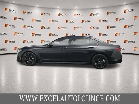 Used 2022 BMW 740i w/ M Sport Package RWD image 2